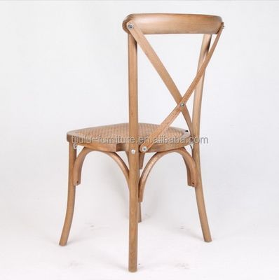 Σύγχρονο στυλ D50*W42*H89CM Εναρμόσιμη στερεόξυλη X Στρατιωτική πολυθρόνα με μαξιλάρι από ράταν για εξωτερική δεξίωση γάμου