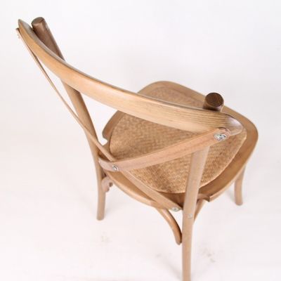 Σύγχρονο στυλ D50*W42*H89CM Εναρμόσιμη στερεόξυλη X Στρατιωτική πολυθρόνα με μαξιλάρι από ράταν για εξωτερική δεξίωση γάμου