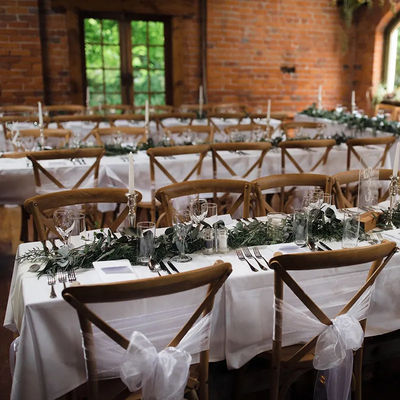 Φύση Χρώμα Σύγχρονο Μαγνητό ξύλο X Κρίση Πίσω Καρέκλα Πάνκετ με μαξιλάρι από ράταν για γάμο και εστιατόριο