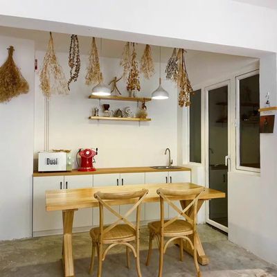 Σύγχρονο στυλ Νιτρολάκερ Φινίρισμα Σκληρό ξύλο Εναρμόσιμη καρέκλα τραπεζαρίας για εστιατόριο και γάμο