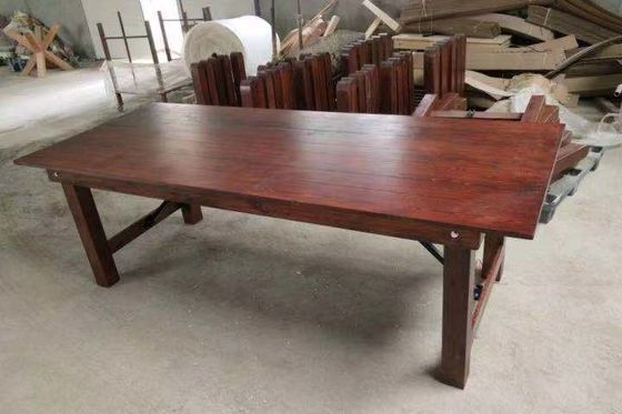 Ταχυδρομική συσκευασία και ξύλινο αναδιπλούμενο τραπέζι προς ενοικίαση σε γάμους και πάρτι