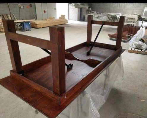 Ταχυδρομική συσκευασία και ξύλινο αναδιπλούμενο τραπέζι προς ενοικίαση σε γάμους και πάρτι