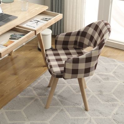 Σύγχρονο στυλ Σκανδιναβικές καρέκλες τραπεζαρίας με πολύχρωμα ξύλινα καθίσματα Πίσω πλάτες και στήθη των χεριών