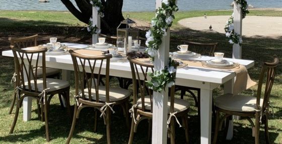 Αρχαία γαμήλια εκδήλωση Vintage X Cross Back Stackable ξύλινη καρέκλα με κάθισμα αφρού ράταν