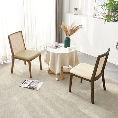 Καρέκλα από ράταν με πλαίσιο από ξύλο και κάθισμα με χαλίρισμα