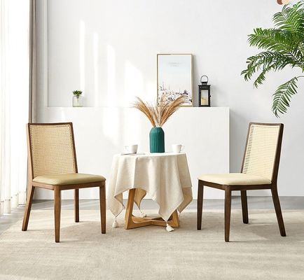 Καρέκλα από ράταν με πλαίσιο από ξύλο και κάθισμα με χαλίρισμα