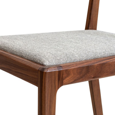 Ξύλινη καρέκλα με μοντέρνο σκανδιναβικό σπιτικό σχεδιασμό