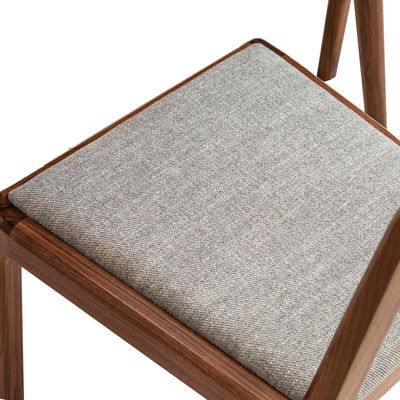 Ξύλινη καρέκλα με μοντέρνο σκανδιναβικό σπιτικό σχεδιασμό