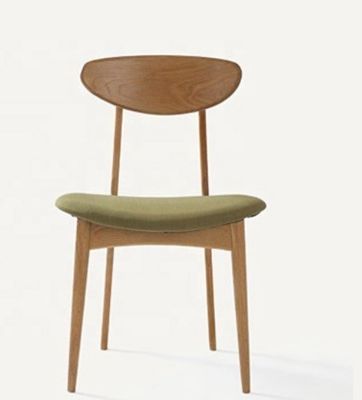 Προσθέστε μια πινελιά κομψότητας στην τραπεζαρία σας με μια τραπεζαρική καρέκλα από πράσινο ξύλο