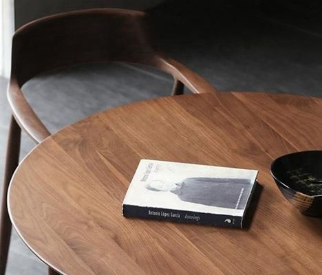 Ταχυδρομική συσκευασία Y έπιπλα τραπεζαρίας προσαρμοσμένα μοντέρνα σχέδια Στρογγυλό στερεό ξύλο Πίνακα καφέ για εστιατόριο