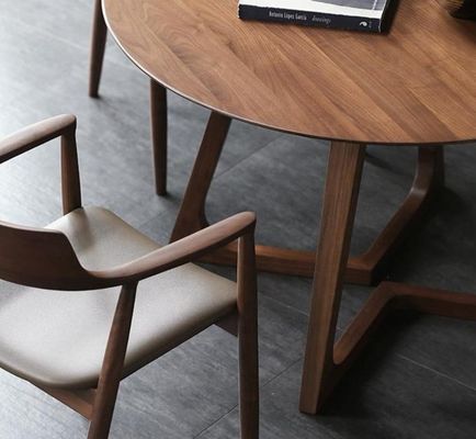 Ταχυδρομική συσκευασία Y έπιπλα τραπεζαρίας προσαρμοσμένα μοντέρνα σχέδια Στρογγυλό στερεό ξύλο Πίνακα καφέ για εστιατόριο