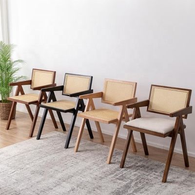Σύγχρονο εστιατόριο Armrest Rattan Cane Τραπεζική καρέκλα σε στερεό υλικό και σύγχρονο σχεδιασμό