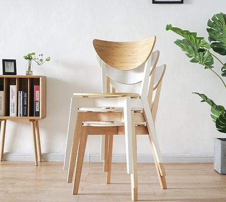 Προσθέστε μια πινελιά πολυτελείας στην τραπεζαρία σας με καρέκλες από στερεό ξύλο με μοντέρνο βορειοευρωπαϊκό στυλ