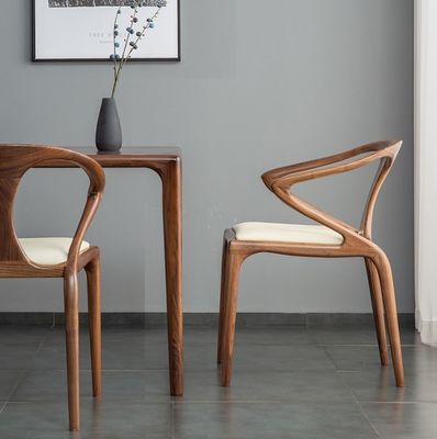 Καρέκλα τραπεζαρίας για υπνοδωμάτιο από σκανδιναβικό στερεό ξύλο με στήριγμα βραχίονων μοντέρνο σχεδιασμό