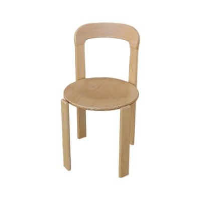 Προσαρμοσμένα σχέδια σκανδιναβική στερεόξυλη καρέκλα τραπεζαρίας με στοιβαχτό σχεδιασμό και λακαρισμένο φινίρισμα