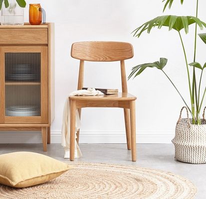 Εναρμονισμένη καρέκλα τραπεζαρίας για σύγχρονο εστιατόριο από στερεό ξύλο με φυσικό χρώμα