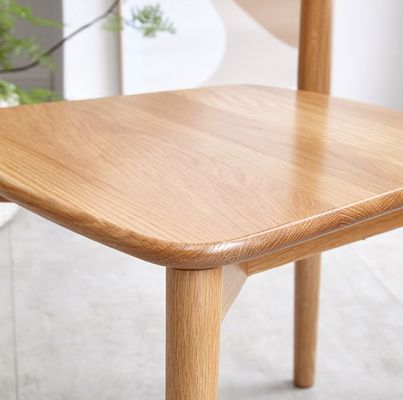 Εναρμονισμένη καρέκλα τραπεζαρίας για σύγχρονο εστιατόριο από στερεό ξύλο με φυσικό χρώμα