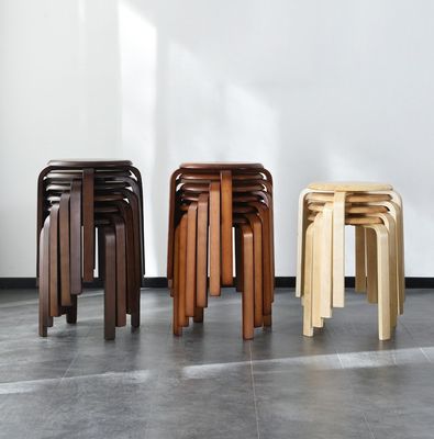 Υπηρεσία OEM Δέχεται μόδα απλό σκαμνί σύγχρονο νοικοκυριό Μικρό στρογγυλό στερεό ξύλο στοιβάσιμες καρέκλες ξύλινο σκαμνί καμπυλωτό ξύλινο σκαμνί