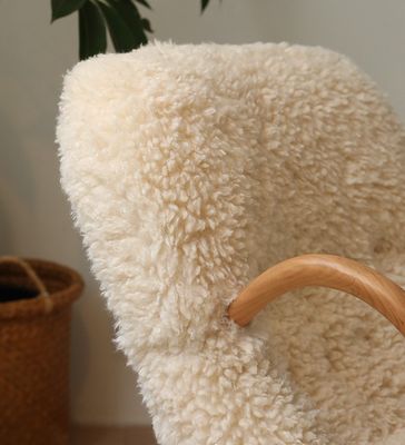 Κρεβάτι με στήριγμα βραχίονων Nordic Lounge ξύλινος καναπές Leisure Chair Solid Wood Artificial Lamb Wool Sofa Chair With Armrest Προσαρμοσμένα σχέδια