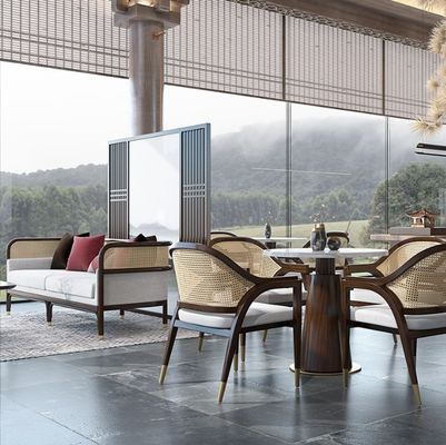 Σθεναρή καρέκλα τραπεζαρίας με σκελετό από ξύλο. Ο τέλειος συνδυασμός αντοχής και στυλ.