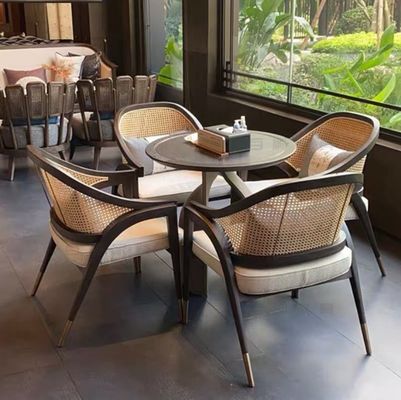 Σθεναρή καρέκλα τραπεζαρίας με σκελετό από ξύλο. Ο τέλειος συνδυασμός αντοχής και στυλ.