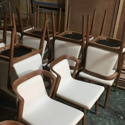 Λευκό/Μαύρο Σκανδιναβικό Σχεδιασμό Σύγχρονο Δείγμα Καρέκλες Εστιατορίων Μαγνητόστρωτο PU Δερμάτινο Καρέκλα Εστιατορίου