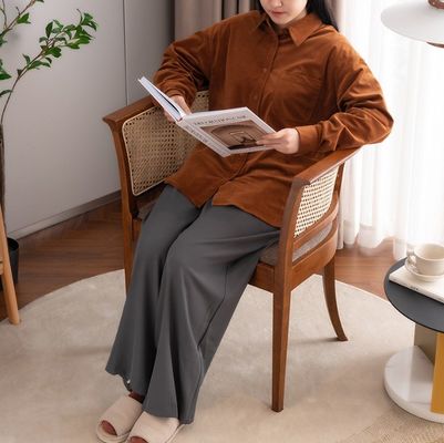 Απλή πολυθρόνα τραπεζαρία με μοντέρνο σχεδιασμό και φυσικό χρώμα ξύλο και υλικό ράταν για γραφείο και εστιατόριο