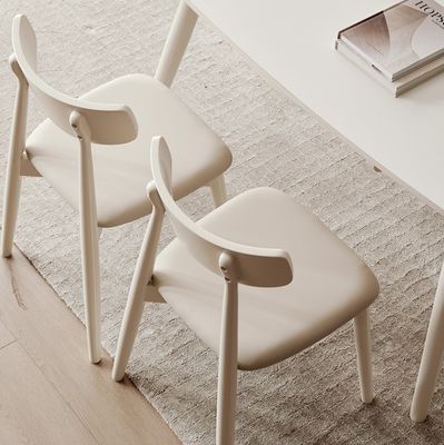 Καρέκλα τραπεζαρίας σκανδιναβικού στυλ με πόδια από στερεό ξύλο και υφασματική κάλυψη σε νιτρολάκκα