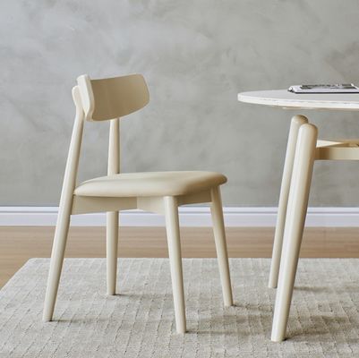 Καρέκλα τραπεζαρίας σκανδιναβικού στυλ με πόδια από στερεό ξύλο και υφασματική κάλυψη σε νιτρολάκκα