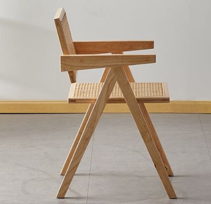 Σύγχρονη καρέκλα τραπεζαρίας από ράταν με πλαίσιο από στερεό ξύλο σε φυσικό / καρύδι