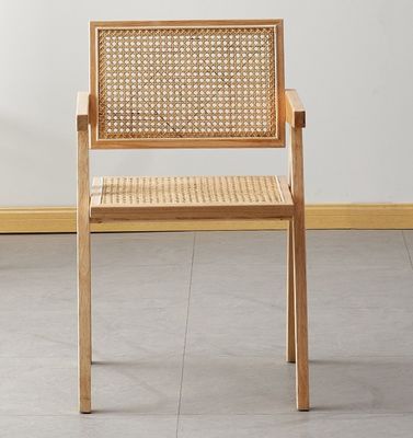 Σύγχρονη καρέκλα τραπεζαρίας από ράταν με πλαίσιο από στερεό ξύλο σε φυσικό / καρύδι