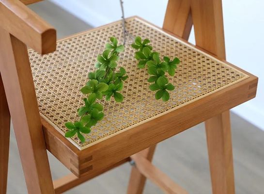 Στρατηγική καρέκλα με πλάτη και βραχίονες από στερεό ξύλο