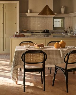 Καρέκλα τραπεζαρίας σε φυσικό ξύλο με κάθισμα υφάσματος και πισινό από πραγματικό ράταν W47*D51*H82.5CM