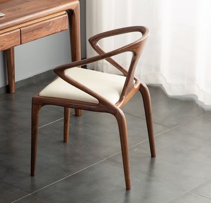 Σύγχρονη σκανδιναβική σχεδίαση Στέλη από στερεό ξύλο για εστιατόριο PU Στέλα τραπεζαρίας από δέρμα W51*D57*H80CM Πλαττό NO