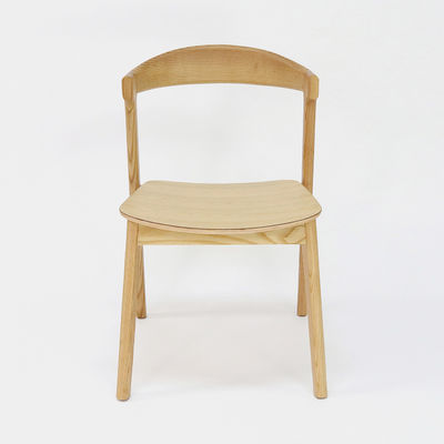 Αναβαθμίστε το εστιατόριο ή το ξενοδοχείο σας με καρέκλα τραπεζαρίας από στερεό ξύλο από υλικό κελύφους ξύλου από στάχτη / καουτσούκ